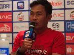 Karteker-Madura-United-Rakhmad-Basuk-saat-konferensi-pers.jpg