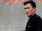 Karteker-Madura-United-Rakhmad-Basuki-memimpin-latihan-tim-di-Stadion-Gelora-Bangkalan.jpg