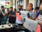 Kasat-Reskrim-Polres-Jombang-AKP-Giadi-Nugraha-menunjukkan-barang-bukti-MSAT.jpg