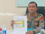 Kasatlantas-Polres-Sampang-AKBP-Yudo-menunjukkan-daftar-terjaring-Operasi-Patuh-Semeru-2023.jpg