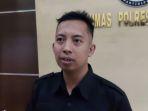 Kasi-Humas-Ipda-Dedy-Dely-Rasidie-saat-berada-di-Mapolres-Sampang-Jumat-542024.jpg