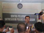 Kasi-Humas-Polres-Pamekasan-AKP-Sri-Sugiarto-saat-diwawancarai-sejumlah-media.jpg