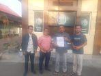 Keluarga-korban-bersama-penasehat-hukum-kemeja-merah-jambu-saat-berada.jpg
