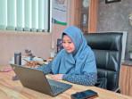 Kepala-BPJS-Kesehatan-Cabang-Pamekasan-Galih-Anjungsari-saat-mengecek-data-peserta-JKN.jpg