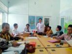 Kepala-Cabdindik-Wilayah-Sampang-Masudi-Hadiwijaya-saat-memantau-pendataan-infrastruktur-TKA.jpg