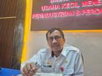 Kepala-DKUPP-Sumenep-Moh-Ramli-saat-memberikan-keterangan-di-kantornya.jpg