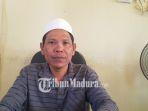 Kepala-Desa-Essang-Kecamatan-Talango-Sumenep-Ismail-Wahyudi-saat-memberika.jpg