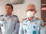 Kepala-Lapas-Kelas-I-Malang-Heri-Azhari-kanan-bersama-salah-satu-staf-Lapas-Kelas-I-Malang.jpg