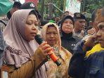 Kepala-Puskesmas-Batang-Batang-Sumenep-Fatimatul-Insaniyah-didampingi.jpg