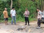 Kepolisian-dan-warga-saat-berada-di-TKP-pembegalan-disertai-pembakaran-pengemudi-ojek-online.jpg