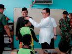 Ketua-DPRD-Pamekasan-Ali-Masykur-bersama-Pj-Bupati-Masrukin-melihat-distribusi-MBG.jpg