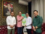 Ketua-DPW-PKB-Jember-Abdul-Halim-Iskandar-kanan-nomor-2-serahkan-sura.jpg