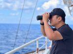 Ketua-Komisi-I-DPRD-Sumenep-Darul-Hasyim-Fath-saat-mantau-situasi-laut.jpg