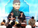 Ketua-PCNU-Kabupaten-Bangkalan-KH-Makki-Nasir-kanan-di-samping-Gus-Miftah-madura.jpg