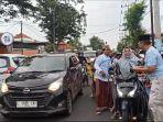 Ketua-Umum-Pendowo-Jatim-Letjen-Purn-Agus-Sutomo-bagikan-kaos-Prabowo-Gibran.jpg