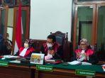 Ketua-majelis-hakim-menjatuhkan-vonis-terhadap-ss.jpg