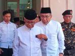 Ketum-PBNU-KH-Yahya-Cholil-Staquf-kemeja-putih-kanan-saat-ditemui-di-Kantor-PCNU-Surabaya.jpg