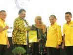 Khofifah-Indar-Parawansa-saat-menerima-rekomendasi.jpg