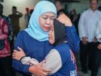 Khofifah-memeluk-orang-tua-korban-runtuhnya-musala-Pondok-Pesantren-Al-Khoziny.jpg