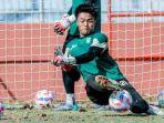 Kiper-Persebaya-Ernando-Ari-saat-berlatih-bersama-tim.jpg
