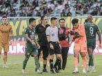 Kiper-Persebaya-Ernando-Ari-saat-mendapat-perawatan-pada-laga-di-Stadion-GBT.jpg