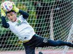 Kiper-Persebaya-Ernando-Ari-saat-menjalani-latihan-bersama-tim.jpg