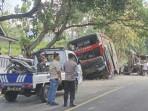 Kondisi-bus-pariwisata-yang-ditumpangi-rombongan-karyawan-Rumah-Sakit-Bina.jpg