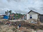 Kondisi-rumah-korban-pasca-di-terjang-angin-puting-beliung-sekaligus-gelombang-a.jpg