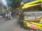 Kondisi-truk-selesai-ditabrak-Mobil-Honda-Jazz-di-Jalan-Brawijaya-Jember.jpg