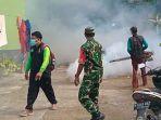 Koramil-0826-04-Galis-bersama-petugas-Puskesmas-Galis-serta-Dinkes-Pamekasan-lalukan-fogging.jpg
