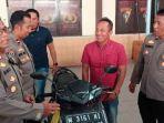 Korban-curanmor-warga-Desa-Sokobanah-Daya-Sampang-bahagia-motornya-telah-kembali.jpg