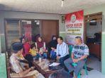 Kuasa-Hukum-Ach-Bahri-kemeja-biru-saat-menemui-keluarga-Ira-Safira-pelapor-Sampang.jpg