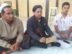 Kuasa-Hukum-pelapor-Farid-tengah-bersama-dua-kliennya-saat-berada-di-Mapolres-Sampang-Madura.jpg