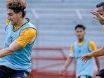 LANJUTKAN-KEMENANGAN-Dejan-Tumbas-gelandang-Persebaya-melepaskan.jpg