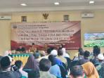 LINDUNGI-PEKERJA-RENTAN-Bupati-Bangkalan-Lukman-Hakim-memberikan.jpg
