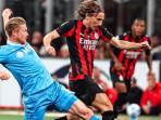 Luka-Modric-saat-dihadang-Kevin-De-Bruyne-dalam-laga-AC-Milan-vs-Napoli.jpg