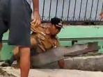 Lurah-di-Medan-didorong-warga-hingga-jatuh-ke-parit.jpg