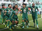 M-Iqbal-dan-pemain-Persebaya-merayakan-gol-di-Stadion-Gelora-Bung-Tomo-GBT.jpg