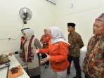 MEMASAK-TANPA-LPG-Menteri-P3A-RI-Hj-Arifah-Fauzi-MSi-memanggang-sate.jpg