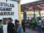 MENJENGUK-KORBAN-Sejumlah-pengemudi-gojek-datang-dari-Surabaya.jpg