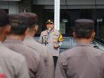 MUDIK-LEBARAN-2025-Kapolres-Pamekasan-AKBP-Hendra-Eko-Triyulianto-saat-memb.jpg