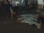 MURAL-MIRIP-SIMBOL-ONE-PIECE-Warga-saat-menghapus-mural-mirip.jpg