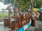 Makruf-pedagang-aksesoris-rumah-menjajakan-dagangannya-di-kawasan-Alun-alun-Trunojoyo-Sampang.jpg