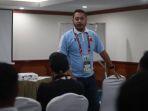 ManaJer-Madura-United-Umar-Wachdin-saat-memberikan-pengarahan-kepada-pemain.jpg