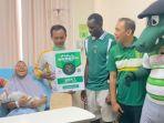 Manajemen-dan-perwakilan-pemain-Persebaya-saat-melakukan-charity-di-RSUD.jpg