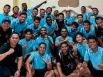 Manajer-Persela-Lamongan-Fariz-Julinar-Maurisal-foto-bersama-para-pemain-Laskar-Joko-Tingkir.jpg