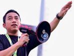 Manajer-Persela-Lamongan-Fariz-Julinar-Maurisal-saat-berbicara-pada-suporter.jpg