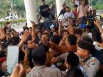 Massa-PKL-mengamuk-saat-diserang-oknum-berseragam-ASN-dalam-demo-di-Pamekasan.jpg