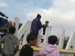 Massa-demo-DPRD-Sampang-merusak-fasilitas-umum-di-Alun-Alun-Trunojoyo.jpg