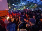 Massa-supporter-saat-menghadang-pelatih-dan-pemain-Persibo-Bojonegoro.jpg